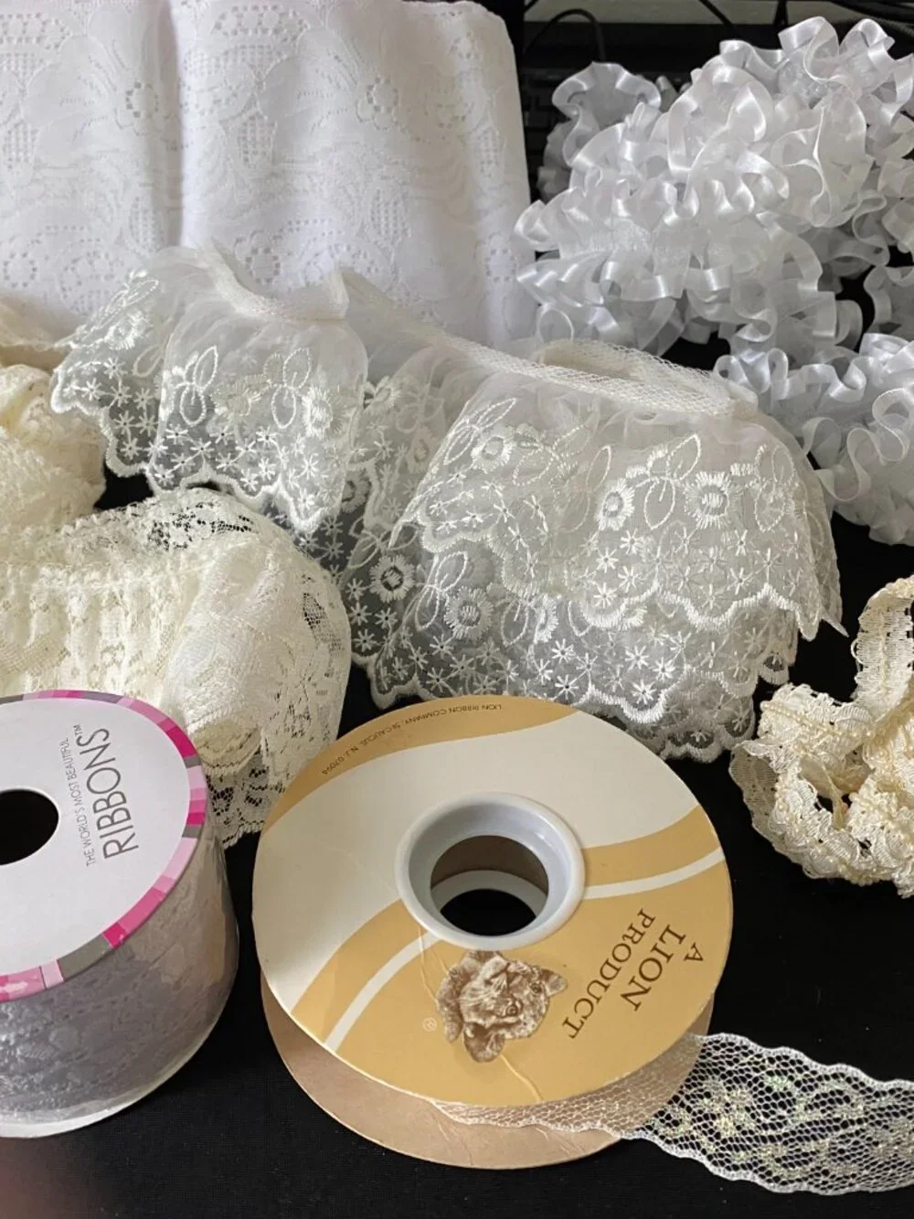 BEAUTIFUL BRIDAL/WEDDING LACE BOLTS LGE VARIETY GOOD FOR CRAFTS, CORSAGES, ETC